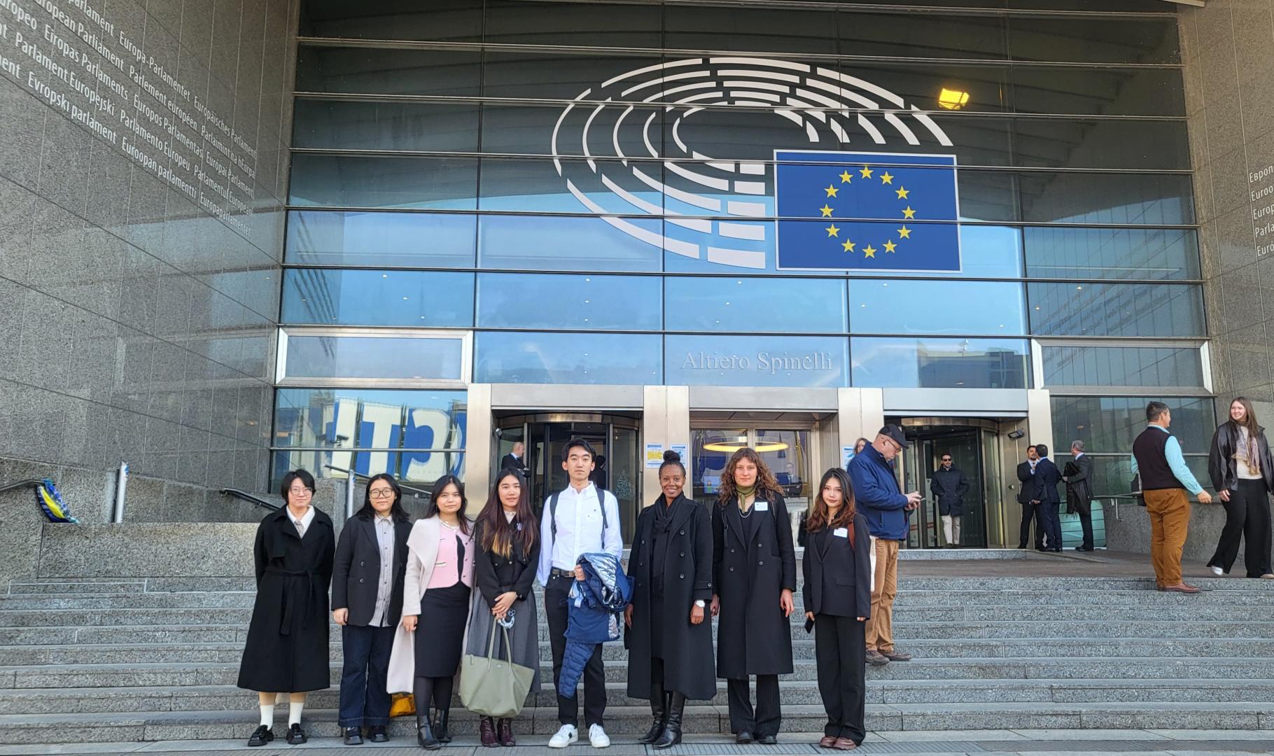 Les étudiants devant le Parlement Européen
