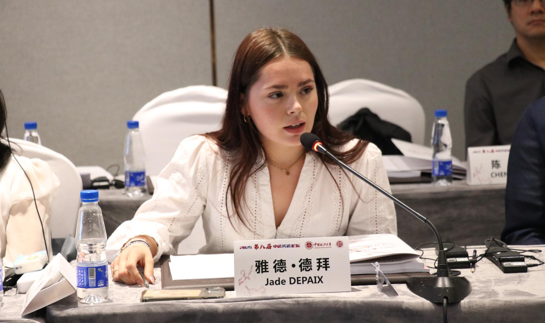 Mme Jade DEPAIX au micro